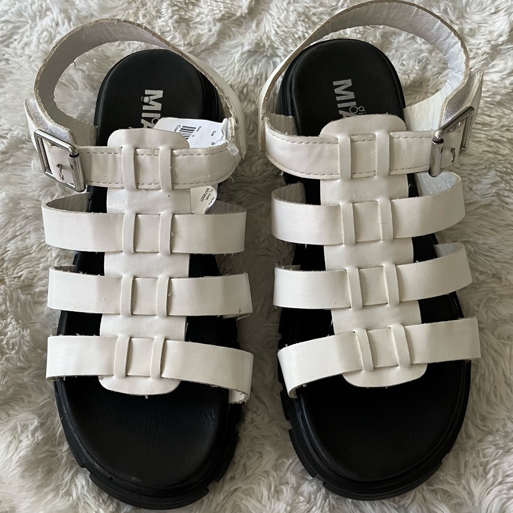 NWT MIA girl White Chunky Sandals Women’s size 5